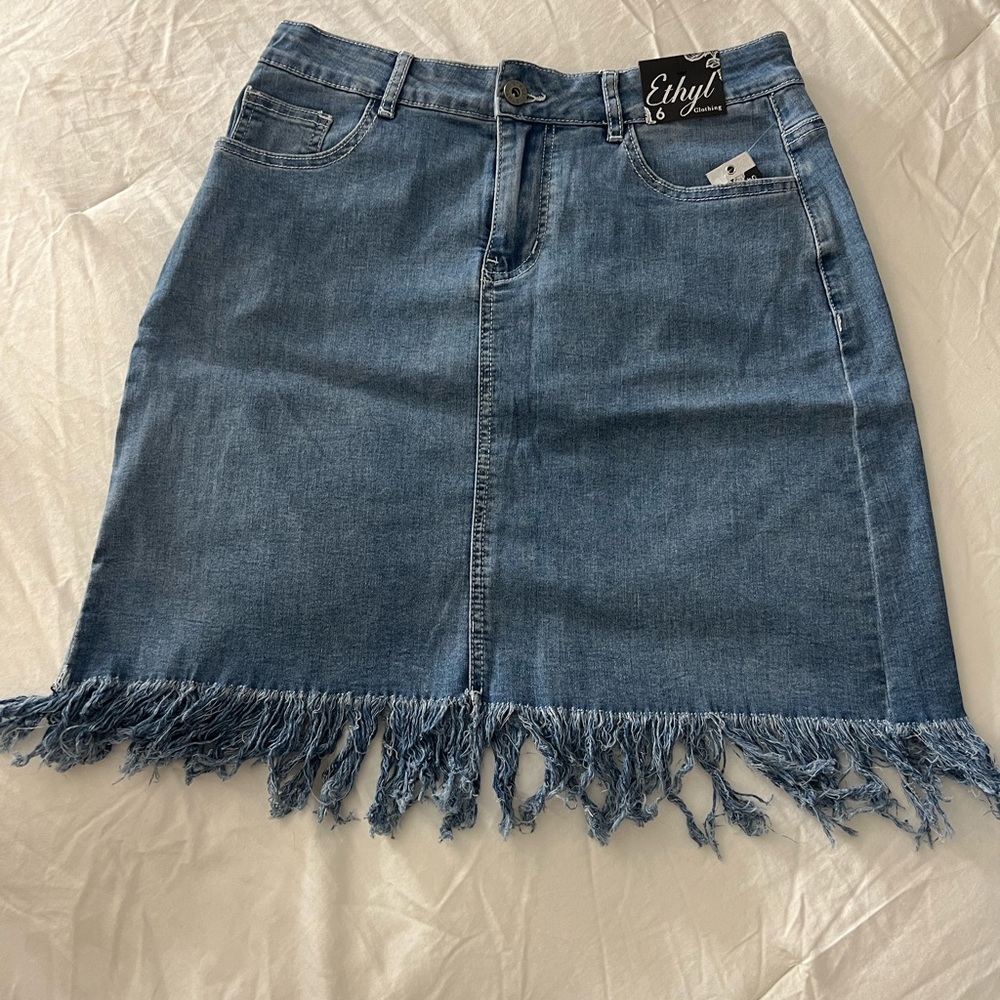 Ethyl denim frayed skirt.
